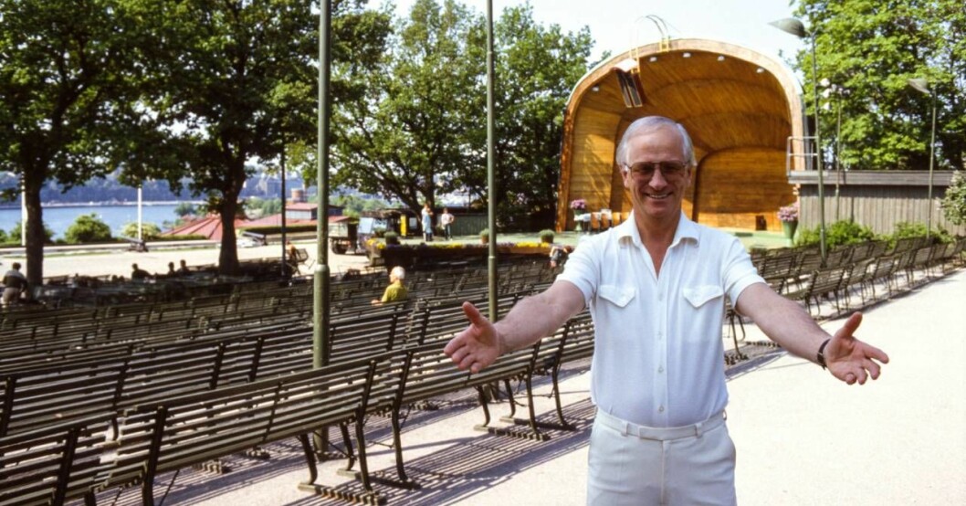 Bosse Larsson framför Sollidenscenen 1984. Foto: Bertil S-son Åberg/SVT Bosse Larsson ledde Allsången