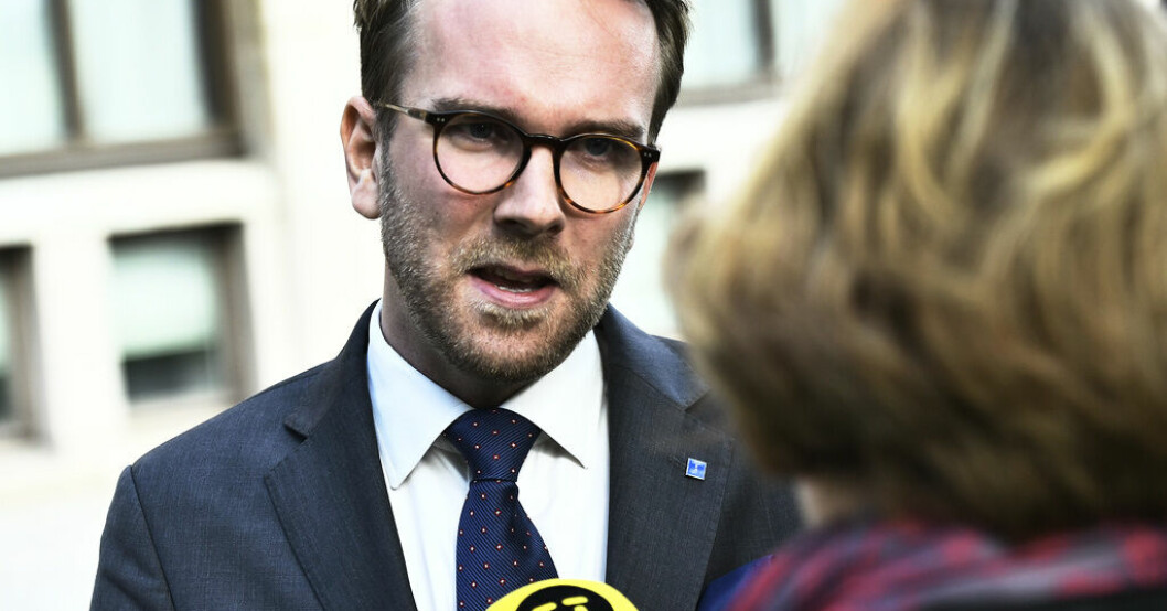 Bostadsminister Andreas Carlson säger till SVT att Bromma kan bli en omställningshub för elflyget och att det vore "direkt osmart" att avveckla flygplatsen i förtid. Arkivbild. Kritik efter nytt Brommalöfte av regeringen