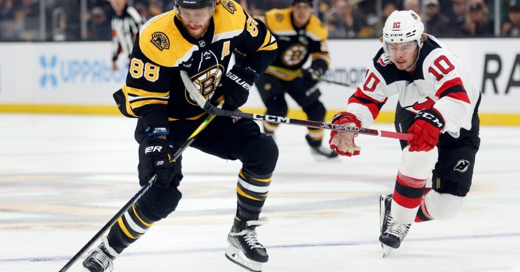 Bostons David Pastrnak, till vänster, har skrivit monsterkontrakt i NHL. Här i kamp med New Jerseys Alexander Holtz. Arkivbild. NHL-stjärna skriver monsterkontrakt