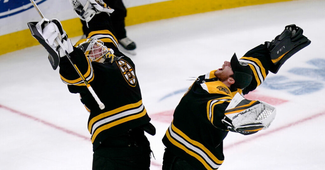 Bostons Linus Ullmark med målvaktskollegan Jeremy Swayman. Arkivbild. Ullmark och Swayman får målvaktspris
