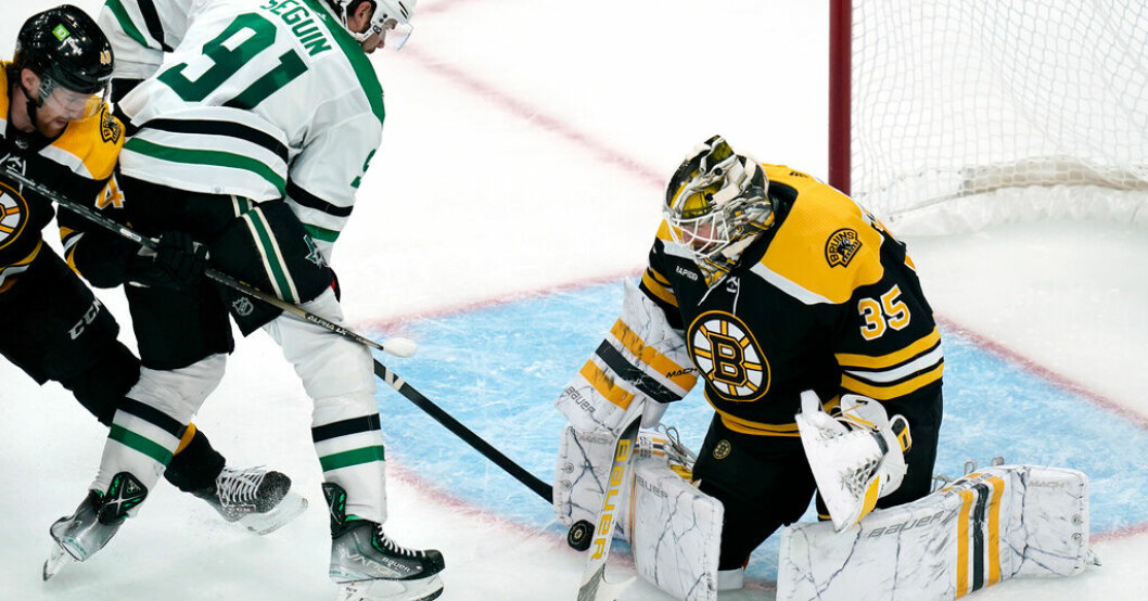 Bostons svenske målvakt Linus Ullmark kommer att stå över lagets sista match i grundserien på grund av en skada han ådrog sig när Boston besegrade Washington på onsdagen. Arkivbild. Ullmark står över Bostons sista match