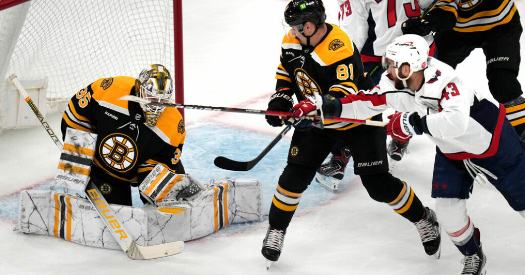Bostons svenske målvakt Linus Ullmark med pucken, som sköts mot mål av Washingtons Tom Wilson, i plockhandsken. Efter 19 räddningar gick Ullmark av isen i tredje perioden med någon form av skada. Skadad Ullmark ut efter ny rekordmatch