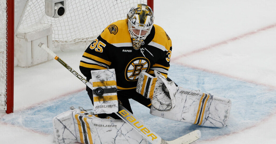 Bostons svenske målvaktsstjärna Linus Ullmark räddar ett skott mot Florida. Ullmark tillbaka – då vann Boston direkt