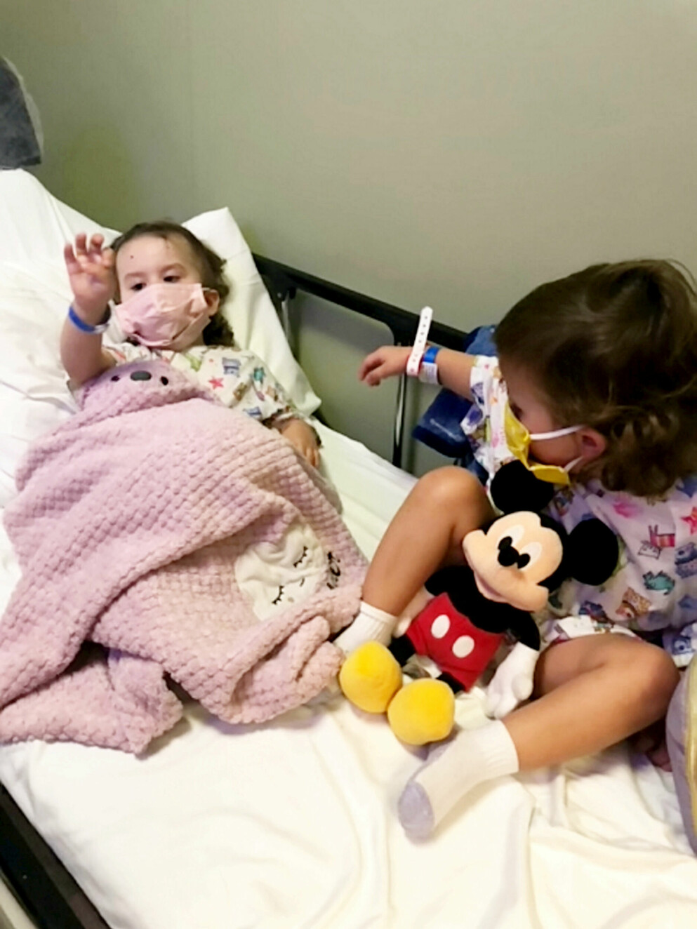 Eve och Ella hade samma cancer när de föddes, men nu är det bara en av dem som fortfarande är sjuk. Tvillingarna på sjukhuset.