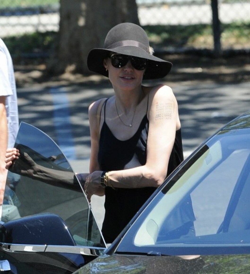 Angelina Jolie blir allt smalare och sägs leva på cigaretter och vin. Foto: All Over Angelina Jolie blir allt smalare och sägs leva på cigaretter och vin. Foto: All Over