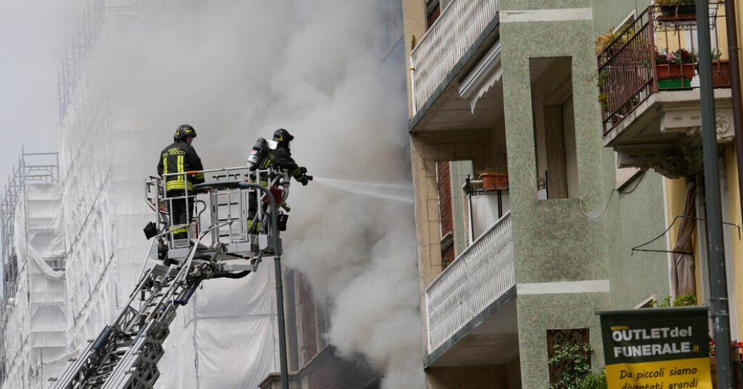 Brandmän i Milano kämpar mot lågorna som spridit sig till en intilliggande byggnad. Kraftig explosion i centrala Milano