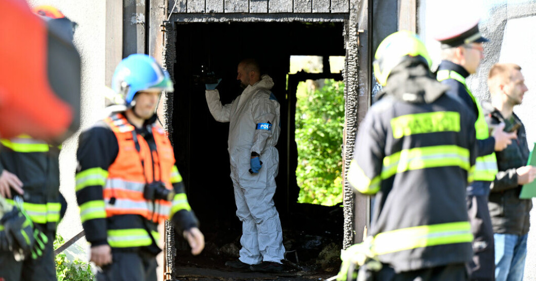 Brandmän och polis på plats efter branden i Brno i Tjeckien då åtta människor omkom. Hemlösa döda i brand i Tjeckien