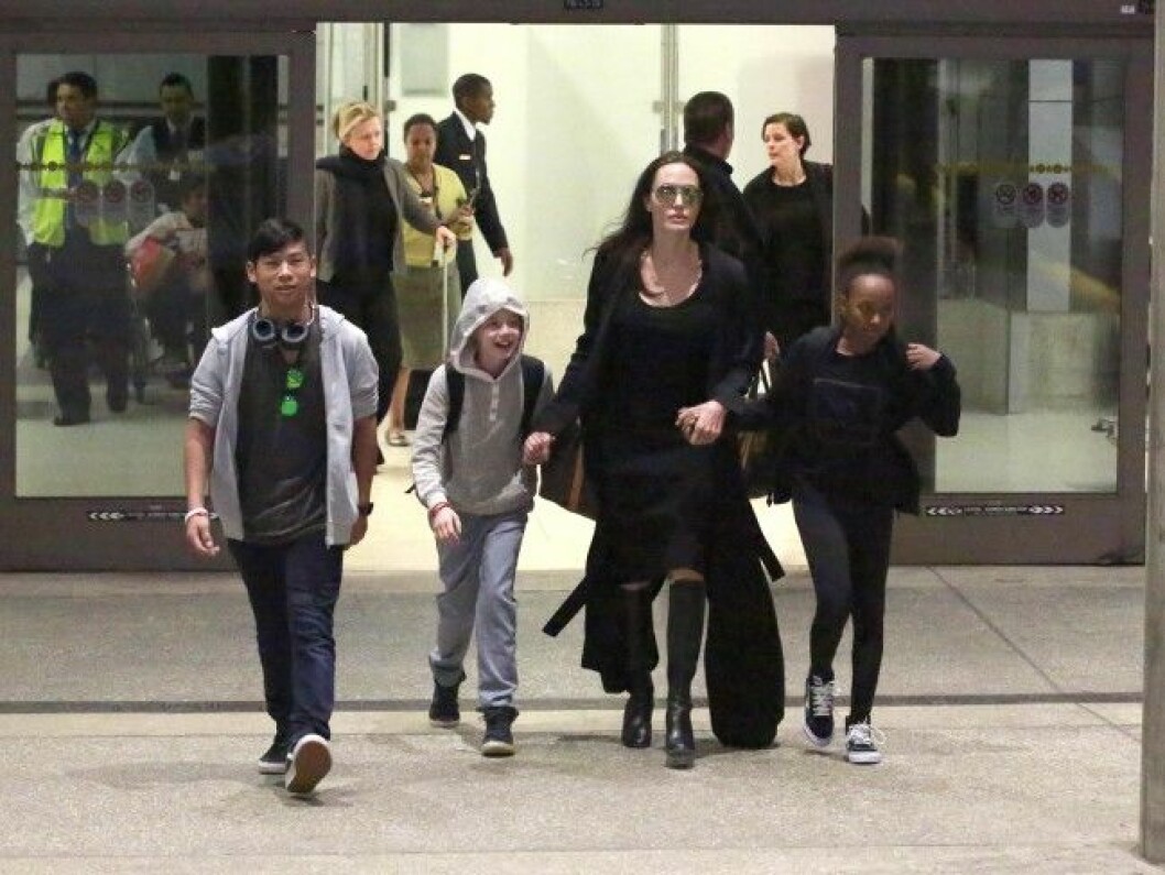 Angelina Jolie med ena halvan av familjens barnaskara. Angelina Jolie and her children arrive in Los Angeles. Jolie was seen with her kids, Shiloh, Maddox & Zahara. Jolie was seen in the center holding hands with Zahara & Shiloh as Maddox independently walked ahead. Pictured: Angelina Jolie, Shiloh Jolie-Pitt, Maddox Jolie-Pitt, Zahara Jolie-Pitt Ref: SPL1239691 020316 Picture by: Sharky / Splash News Splash News and Pictures Los Angeles:310-821-2666 New York: 212-619-2666 London: 870-934-2666 photodesk@splashnews.com *** Local Caption *** 8.18251239