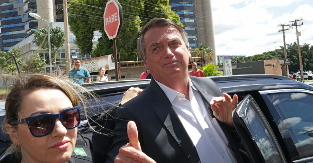 Brasiliens expresident Jair Bolsonaro lämnar polishögkvarteret i Brasilia efter onsdagens förhör. Bolsonaro i rätten om stormningen