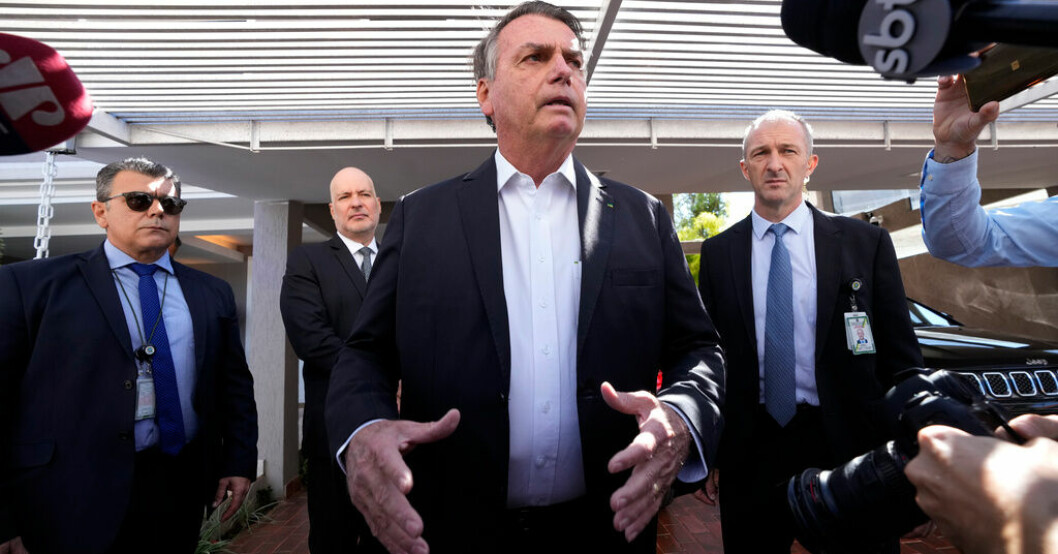 Brasiliens expresident Jair Bolsonaro talar till journalister efter att hans bostad genomsökts av den federala polisen. Brasilien: Bolsonaros bostad genomsökt av polis