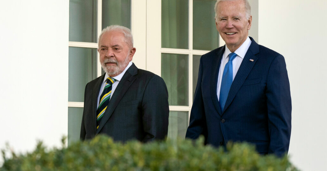 Brasiliens president Luiz Inácio Lula da Silva och USA:s president Joe Biden på väg till Ovala rummet i Vita huset på fredagen. Lula och Biden: Demokratin segrade