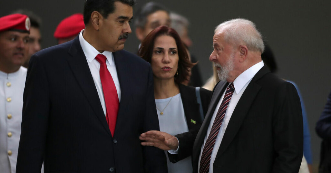 Brasiliens president Luiz Inácio Lula da Silva talar med Venezuelas ledare Nicolás Maduro i palatset Itamaraty i Brasilia. Brasilianskt hopp om gemensam valuta och union