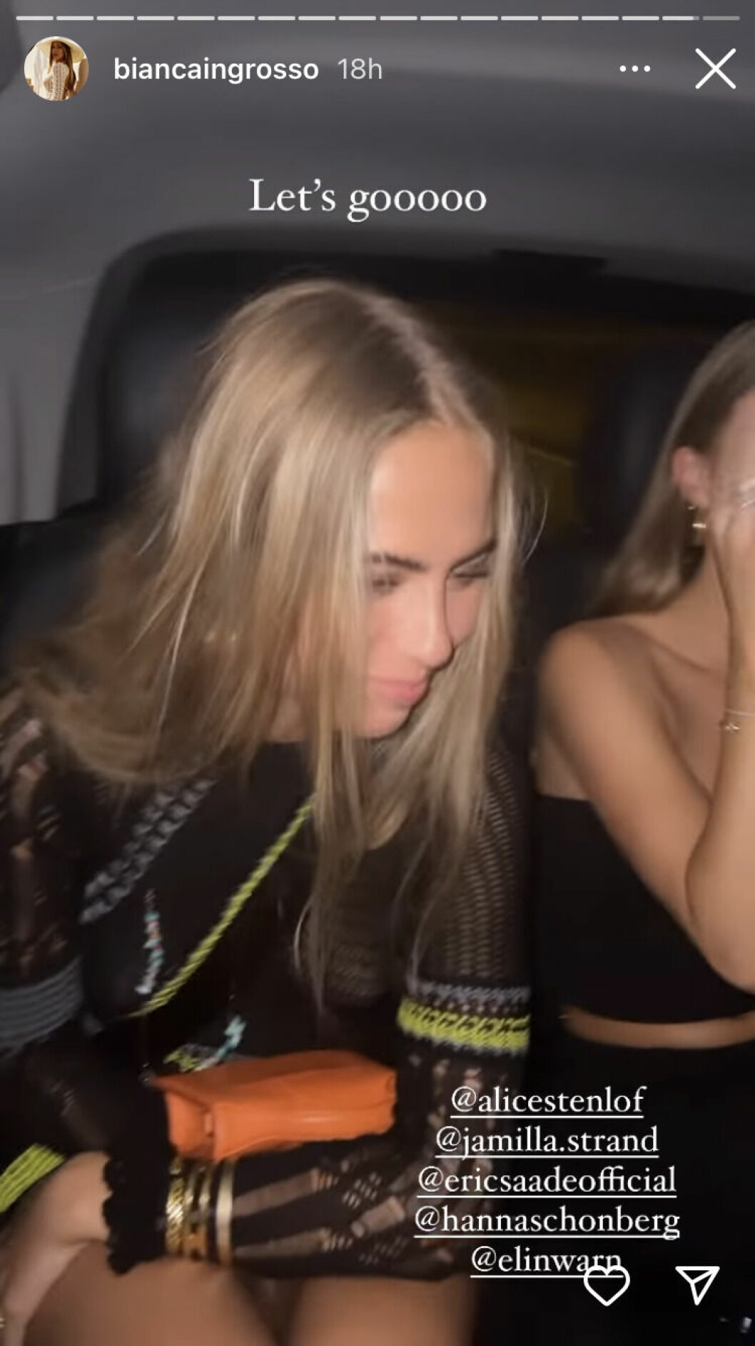 Bredvid Hanna satt influencern Elin Warnqvist. Bredvid Hanna satt influencern Elin Warnqvist.
