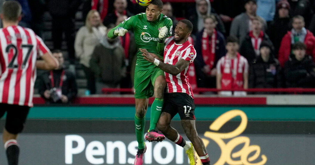 Brentford's Ivan Toney, till höger, i kamp med Southamptons målvakt Gavin Bazunu som avvärjer med huvudet. Southampton fast i botten