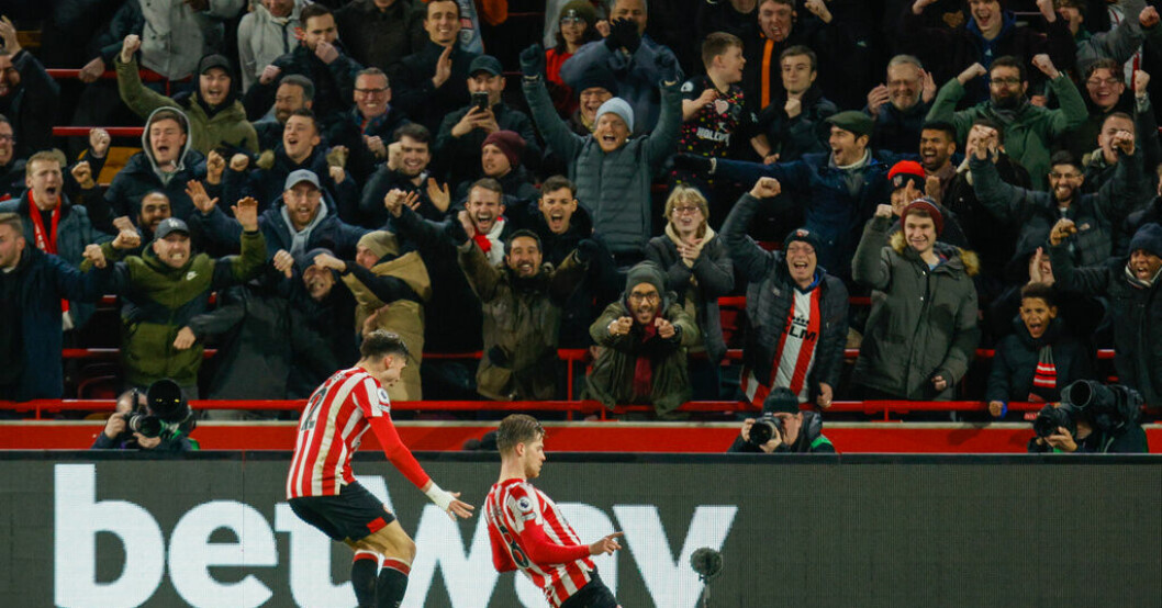 Brentfords Mathias Jensen firar 3–1-målet mot Fulham. Fulham förlorade – trots nytt mål av Solomon