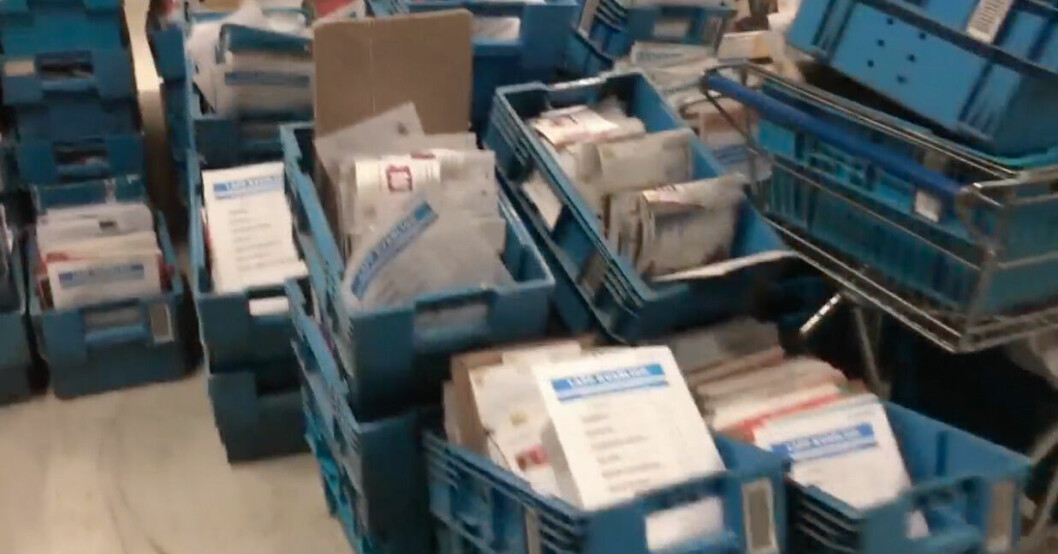 På en av Postnords terminaler står högar med försenade brev och paket. Brev.