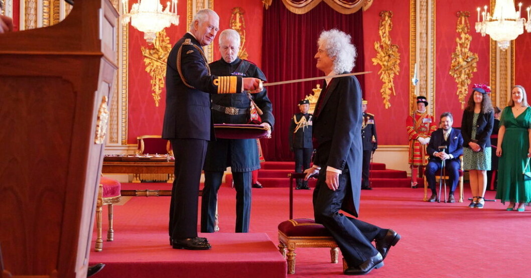 Brian May dubbades av kung Charles under en ceremoni på Buckingham Palace. Queens gitarrist adlad av kung Charles