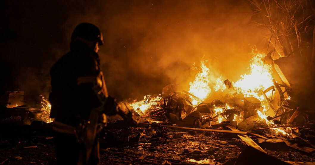 Brinnande bråte från en rysk projektil släcks under natten mot tisdagen. Arkivbild. Flera explosioner i Kiev: "Saknar motstycke"