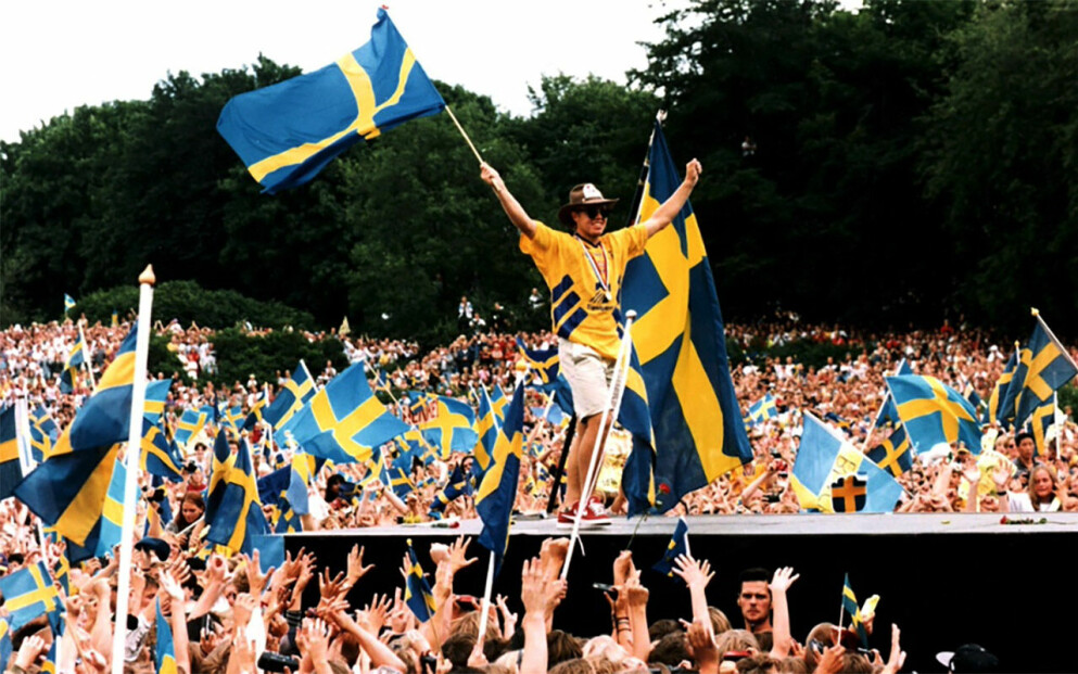 Tomas Brolin var kung under VM 1994 när Sverige tog brons. Här firas han inför tusentals jublande svenskar i Rålambshovsparken i Stockholm.