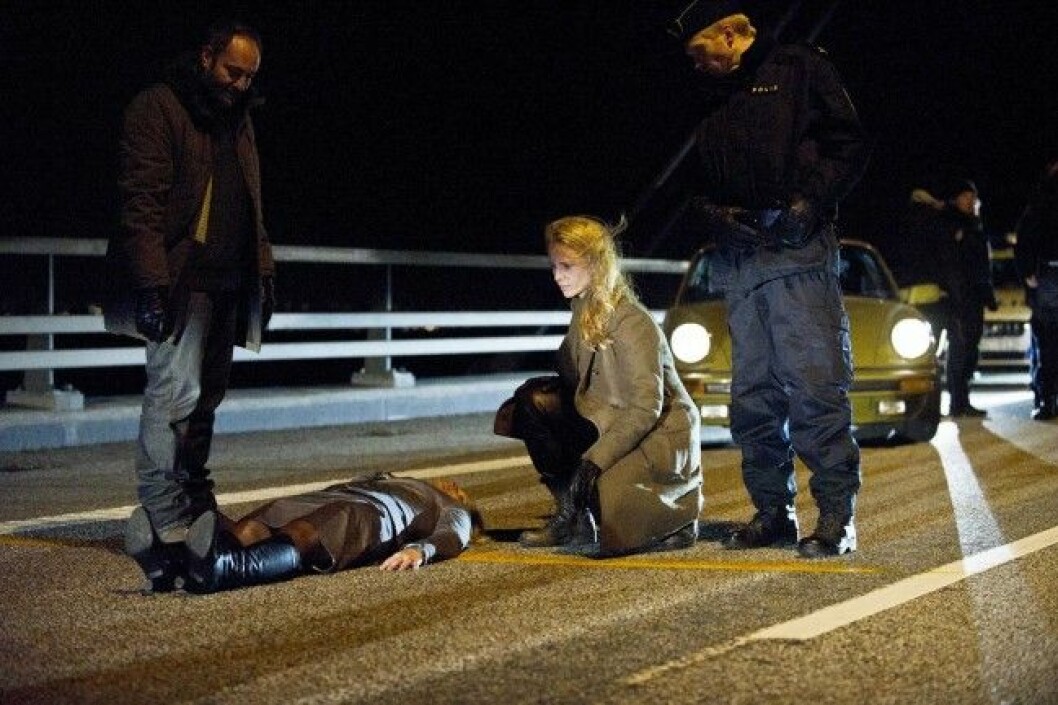 Ett lik hittas på Öresundsbron. Sofia Helin och Kim Bodnia i rollerna som poliserna som ska lösa brottet. Foto: All Over