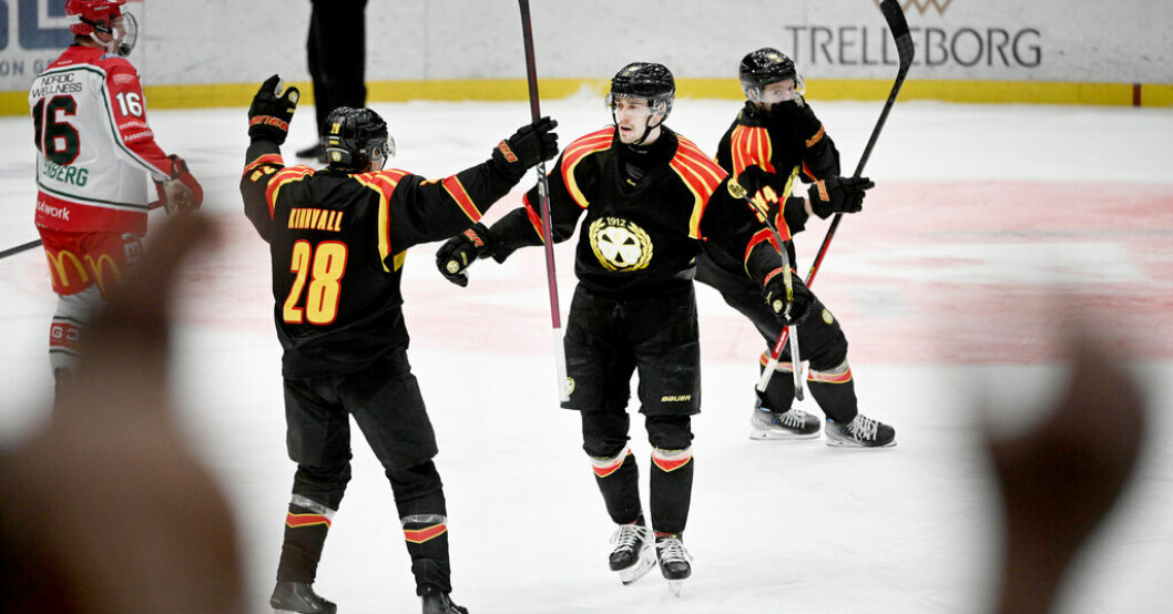 Brynäs Johannes Kinnvall gratulerar Niklas Friman till 2–0-målet i segern över Frölunda. Brynäs lyfter efter tredje raka