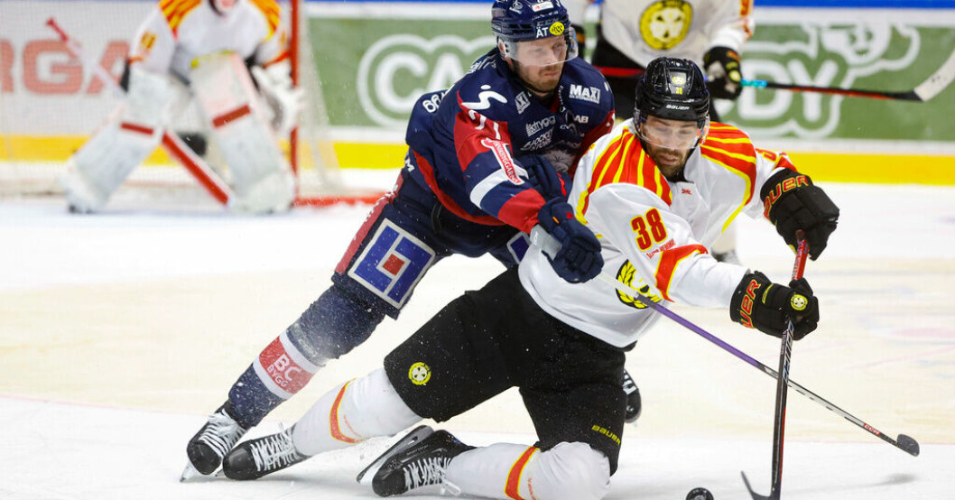 Brynäs på fall. Linköpings Christoffer Ehn får Mikko Niemilä i Brynäs att knäa. Odisciplinerat Brynäs sjunker allt djupare