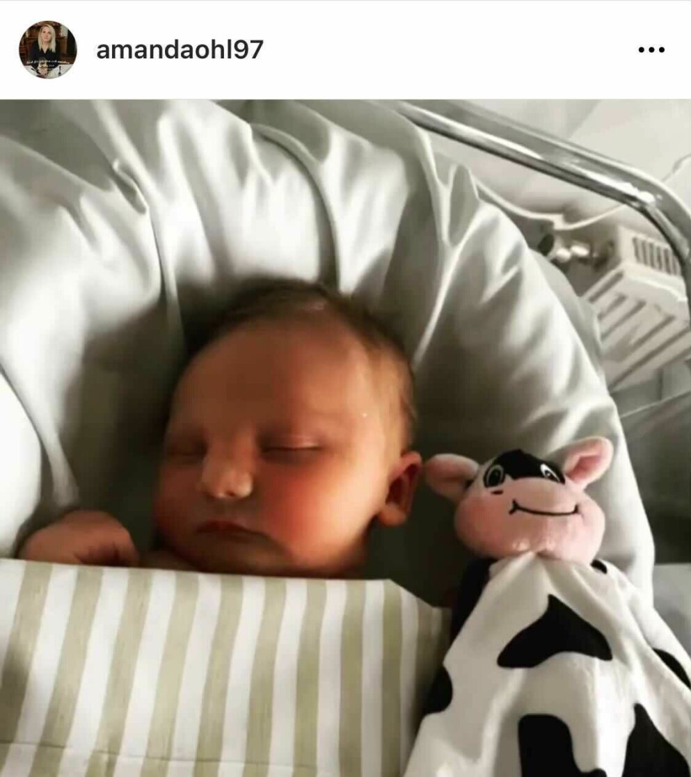<span class=" italic" data-lab-italic_desktop="italic">Simon och Amandas dotter, Alice. Foto: Instagram </span>