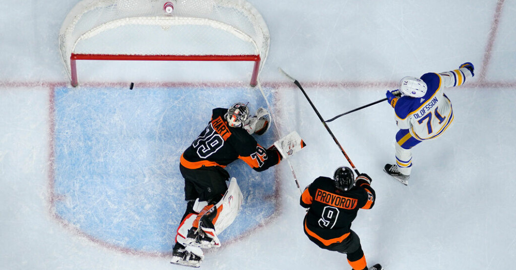 Buffalos Victor Olofsson gör mål på Philadelphias Carter Hart i målet. Buffaloförlust trots två mål av Olofsson