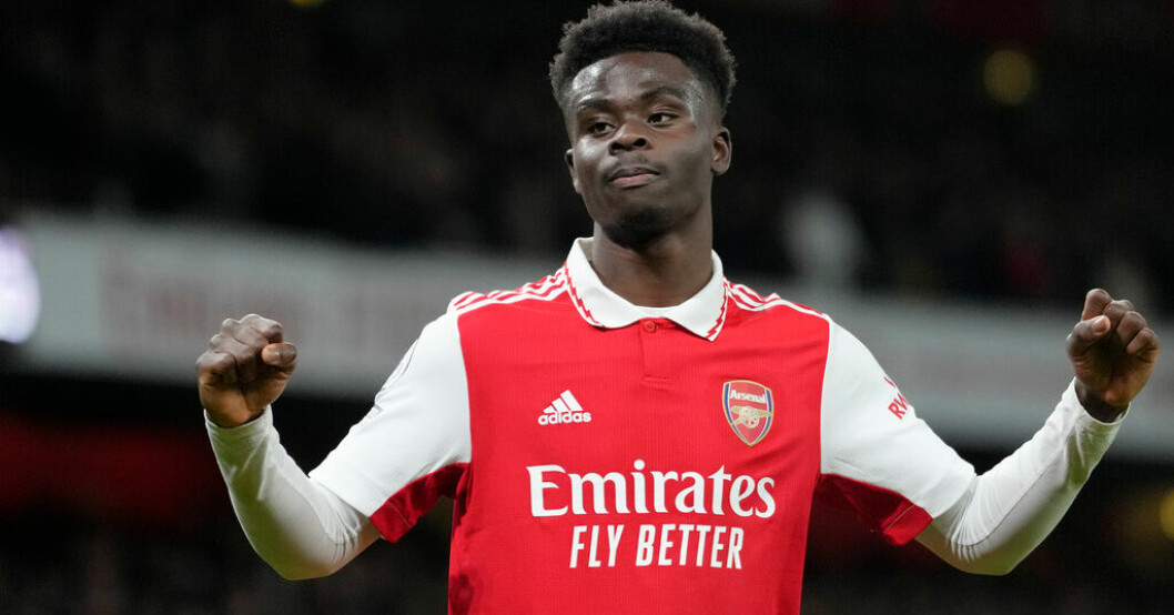 Bukayo Saka firar efter sitt ledningsmål i storsegern över Everton. Arsenals kross – rycker i toppen