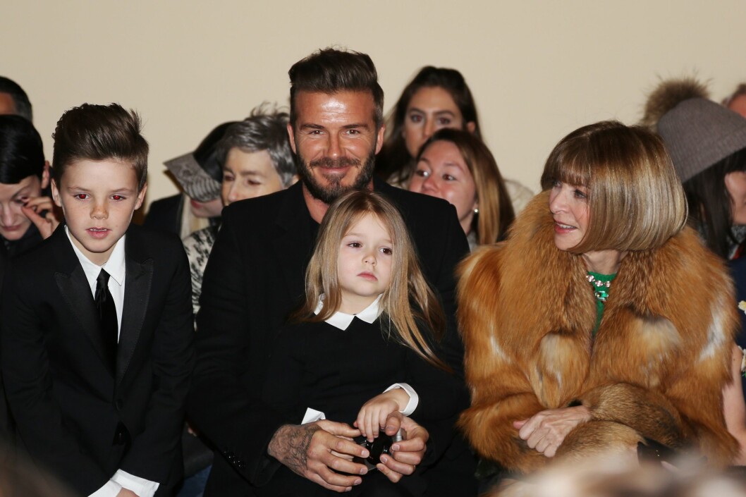 Front row med stilsäkre storebror Romeo, pappa David och Vogues Anna Wintour. Foto: Bulls Foto: Bulls