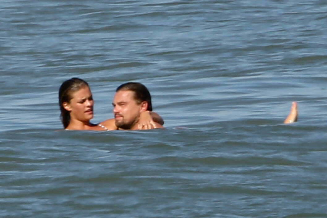 Leonard DiCaprio och Nina Agdal guppar lite i havet.