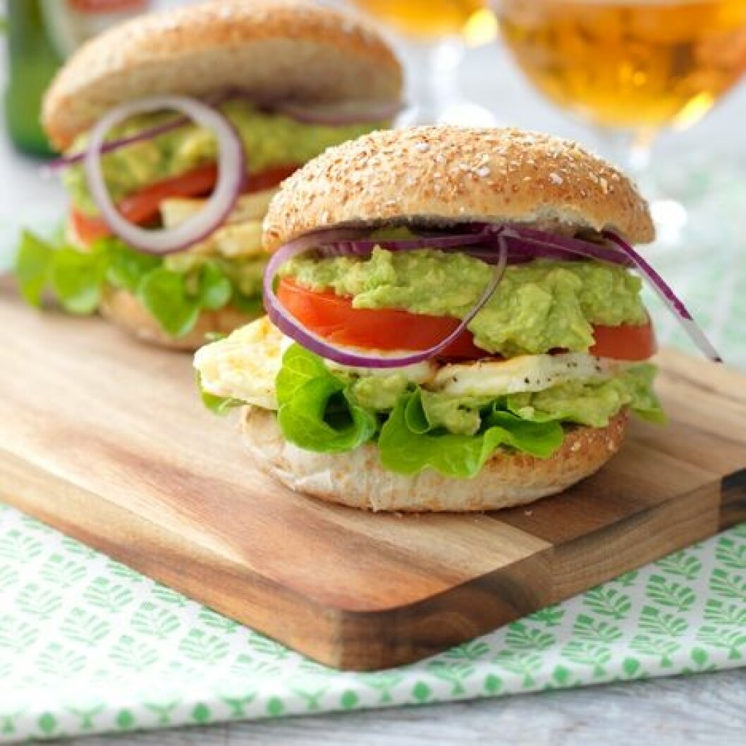 Via: <a href="http://www.hemmetsjournal.se/mat/Vegoburgare-med-haloumi/recept-11424" target="_blank">Hemmetsjournal.se</a> burgare-cd00e700643a4c718760c8d88158abaa__b468m