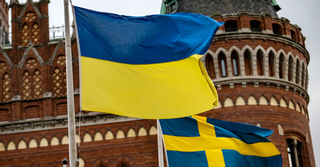 Business Sweden ska öppna ett kontor i krigets Ukraina. Flaggor hissade i Helsingborg. Arkivbild Sverige öppnar handelskontor i krigets Ukraina