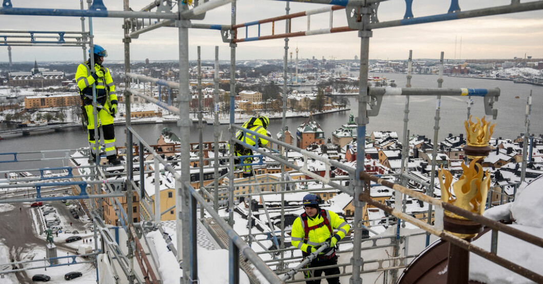 Byggnadsställning runt Storkyrkans torn i Stockholm tas bort efter renovering av lanterninen. Arkivfoto. Renovera mera – nytt krav i EU