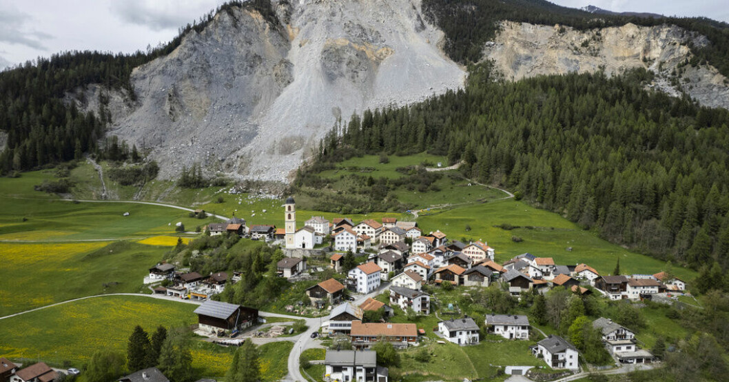 Byn Brienz i östra Schweiz måste evakueras eftersom risken finns att omfattande stenmassor kan komma att ödelägga det lilla samhället. Larm om stenras – Hel by i Schweiz evakueras