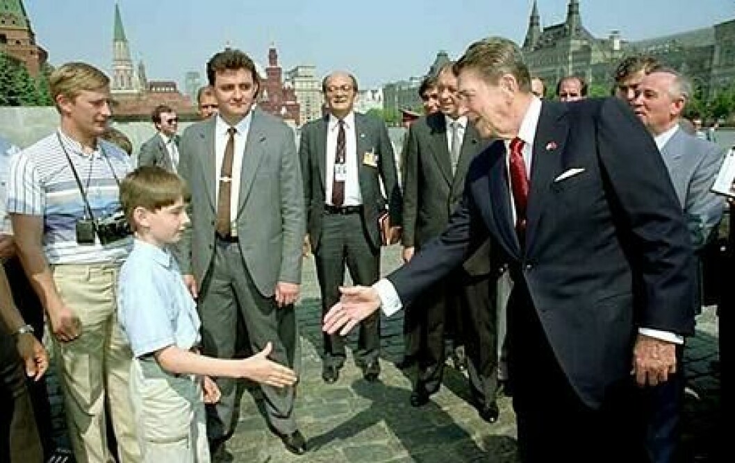 Under den amerikanska presidenten Ronald Reagans besök i Moskva tog fotografen Pete Souza en bild som fått många undrar: Är det spionen Putin som poserar med kamera längst till vänster? Varken Vita Huset eller Kreml har bekräftat mannens identitet.