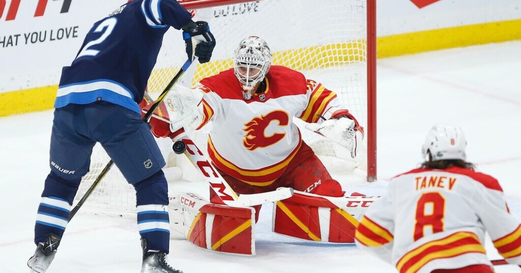 Calgarys målvakt Jacob Markström räddar ett av 34 skott mot Winnipeg. Ilsken Markström bakom viktiga segern