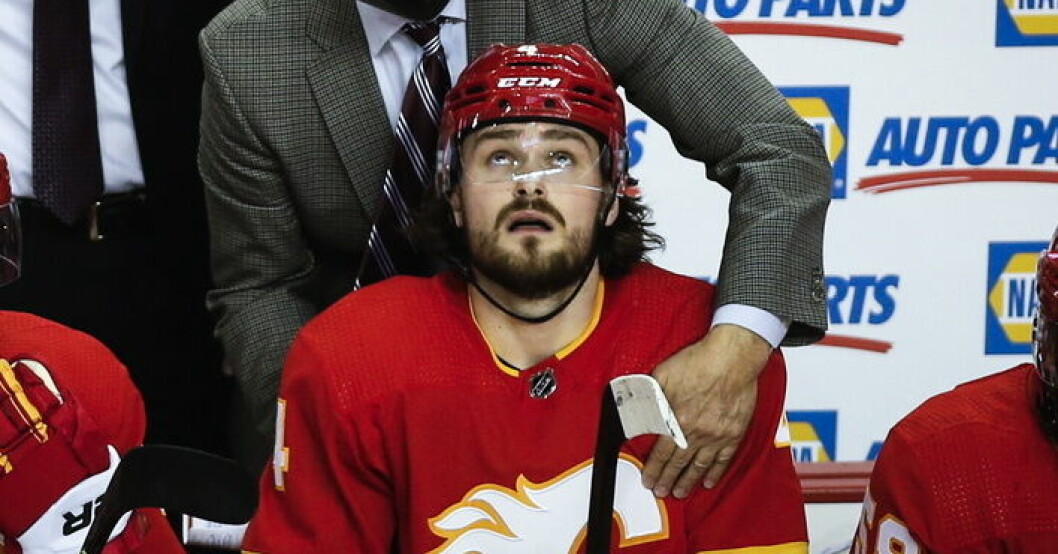 Calgarys Rasmus Andersson stod över nattens NHL-match efter en trafikolycka. Arkivbild. Andersson stod över match efter trafikolycka