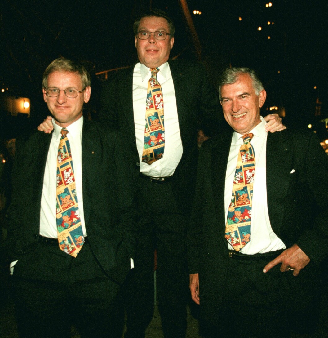 Carl Bildt (M), med partikollegor, iklädda Bamse-slips.