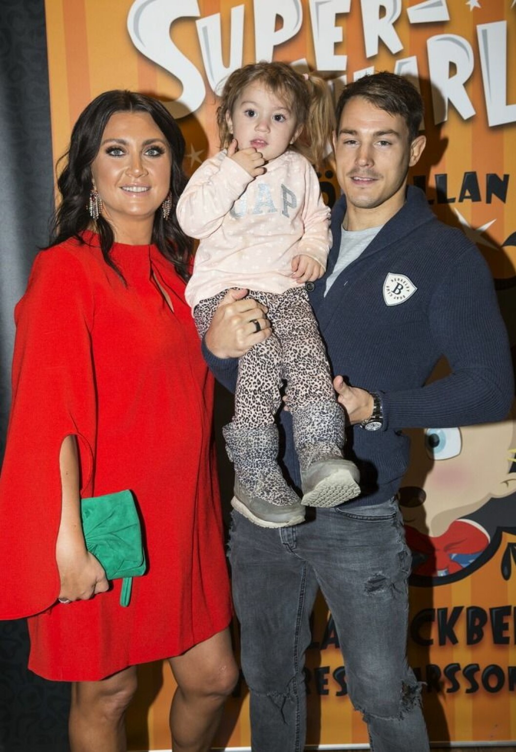 Camilla Läckberg, Simon Sköld och dottern Polly på releasefest för Camillas bok “Super-Charlie & spökfällan” på Junibacken 2018. FOTO: Johan Jeppsson/TT Camilla Läckberg, Simon Sköld och dottern Polly på releasefest för Camillas bok "Super-Charlie & spökfällan" på Junibacken 2018.