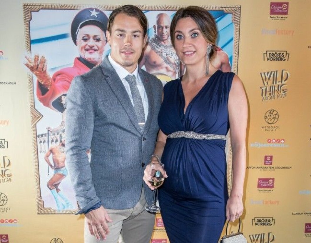 Simon Sköld och Camilla Läckberg iklädde sig galastassen och gick på vännen Tony Irvings cabaretshow. Foto: All Over Simon Sköld och Camilla Läckberg iklädde sig galastassen och gick på vännen Tony Irvings cabaretshow. Foto: All Over