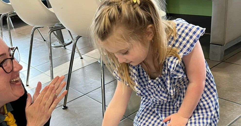 Rachel tog fram papper och kritor för att underhålla Harper. Rachel och Harper
