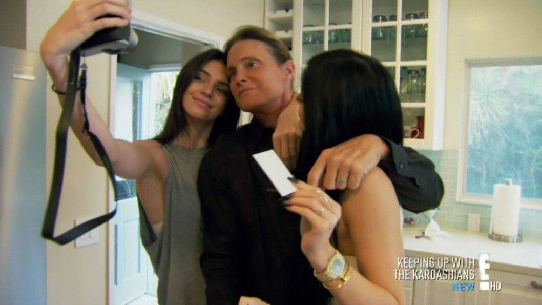 Döttrarna Kendall och Kylie stöttar pappa Bruce. Foto: Stella Pictures Foto: Stella Pictures