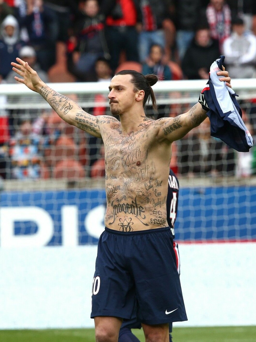 Efter målet slet Zlatan av sig tröjan och visad upp kroppen som var prydd med nya “tatueringar”. Foto: Stella Pictures Zlatan Ibrahimovic montre ses tatouages pour une association humanitaire pendant le match PSG-Caen 25me journe au Parc des Princes Paris