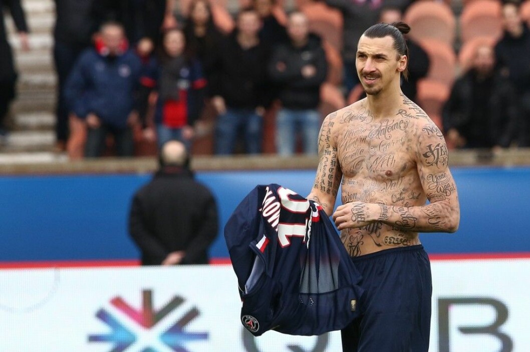 I och med välgörenhetskuppen lyckades Zlatan dra på sig ett gult kort. Foto: Stella Pictures Zlatan Ibrahimovic montre ses tatouages pour une association humanitaire pendant le match PSG-Caen 25me journe au Parc des Princes Paris