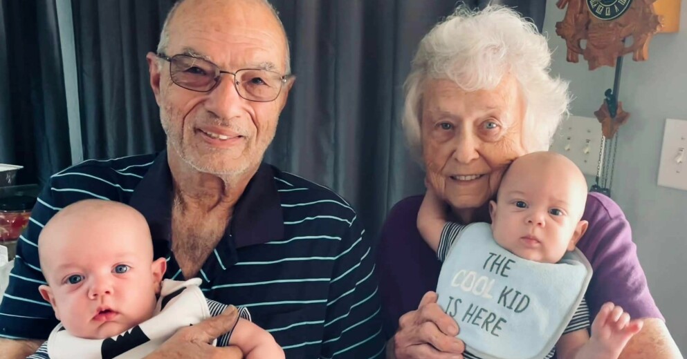 Cara Winholds föräldrar gläds också åt barnbarnen Colson och Cayden. Colson och Caydens mormor och morfar