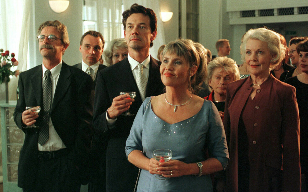 Carina (Alexandra Remmer) och Bengt Bauler (Carl Ericson) i Rederiet 2000. Till höger syns Margaretha Byström som Katarina Remmer.