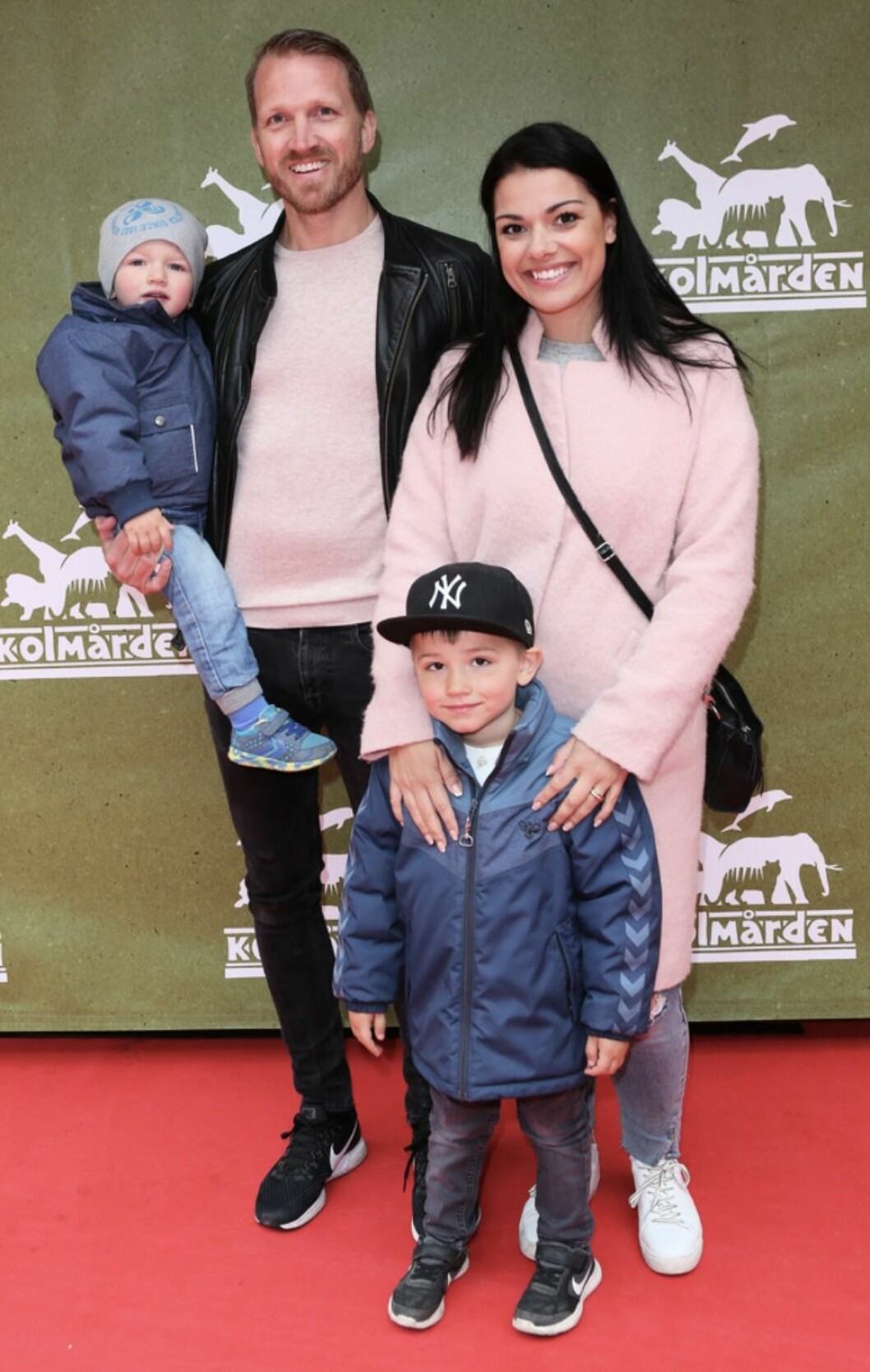 Carin da Silva med familjen Niklas da Silva, Theo och Max på säsongspremiär på Kolmården år 2018. FOTO: Charlotte Brunzell/TT Carin da Silva med familj