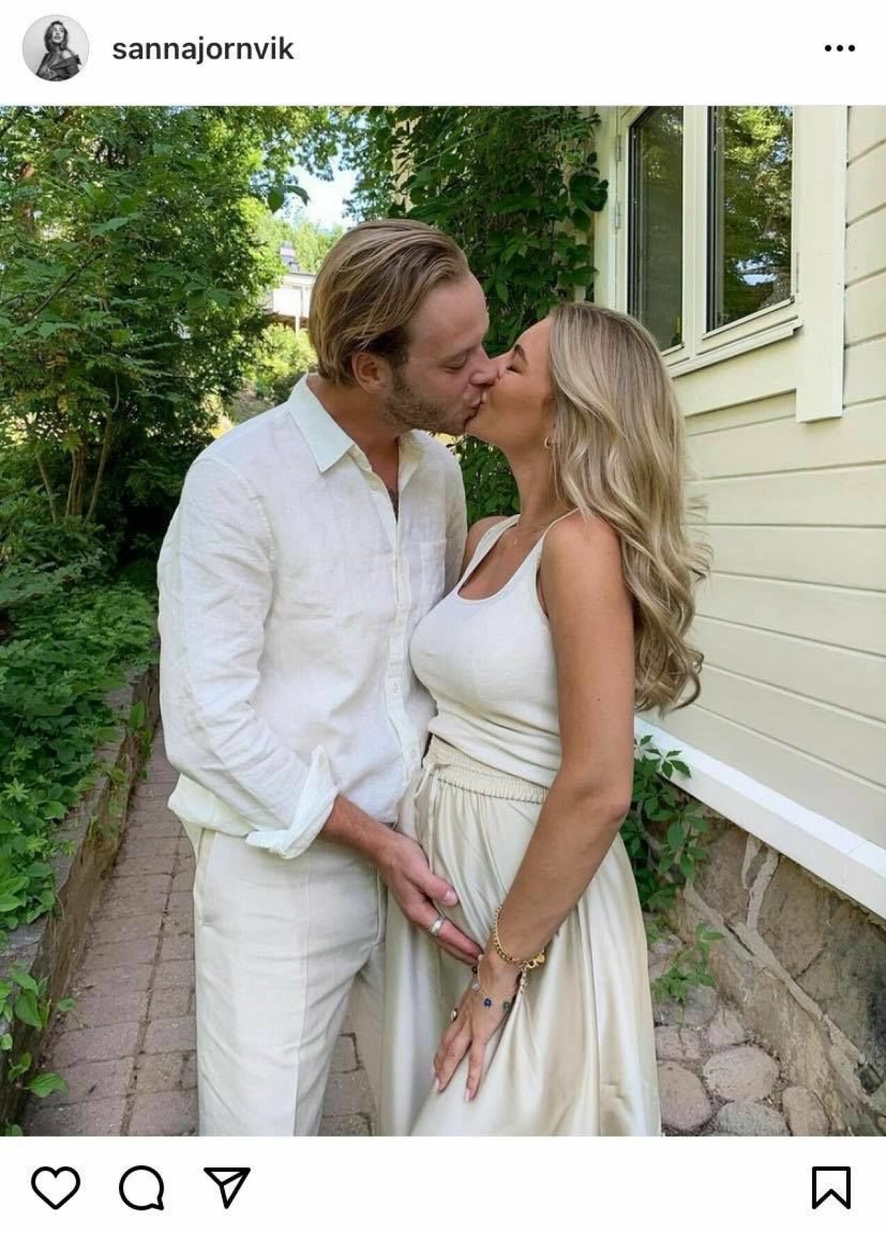 Carl Déman och Sanna Jörnvik. Carl Déman och Sanna Jörnvik pussas.