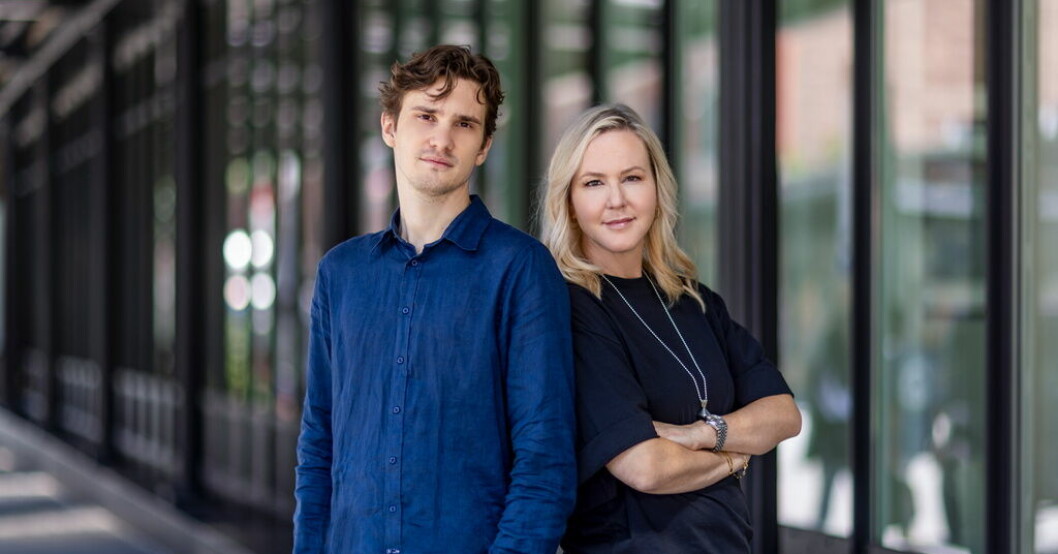 Carl-David Pärson och mamma Camilla Grebe ger ut kommande thrillern "Lånaren". Det är Carl-Davids första bok. Pressbild. Grebe skriver med sonen: Som att driva företag